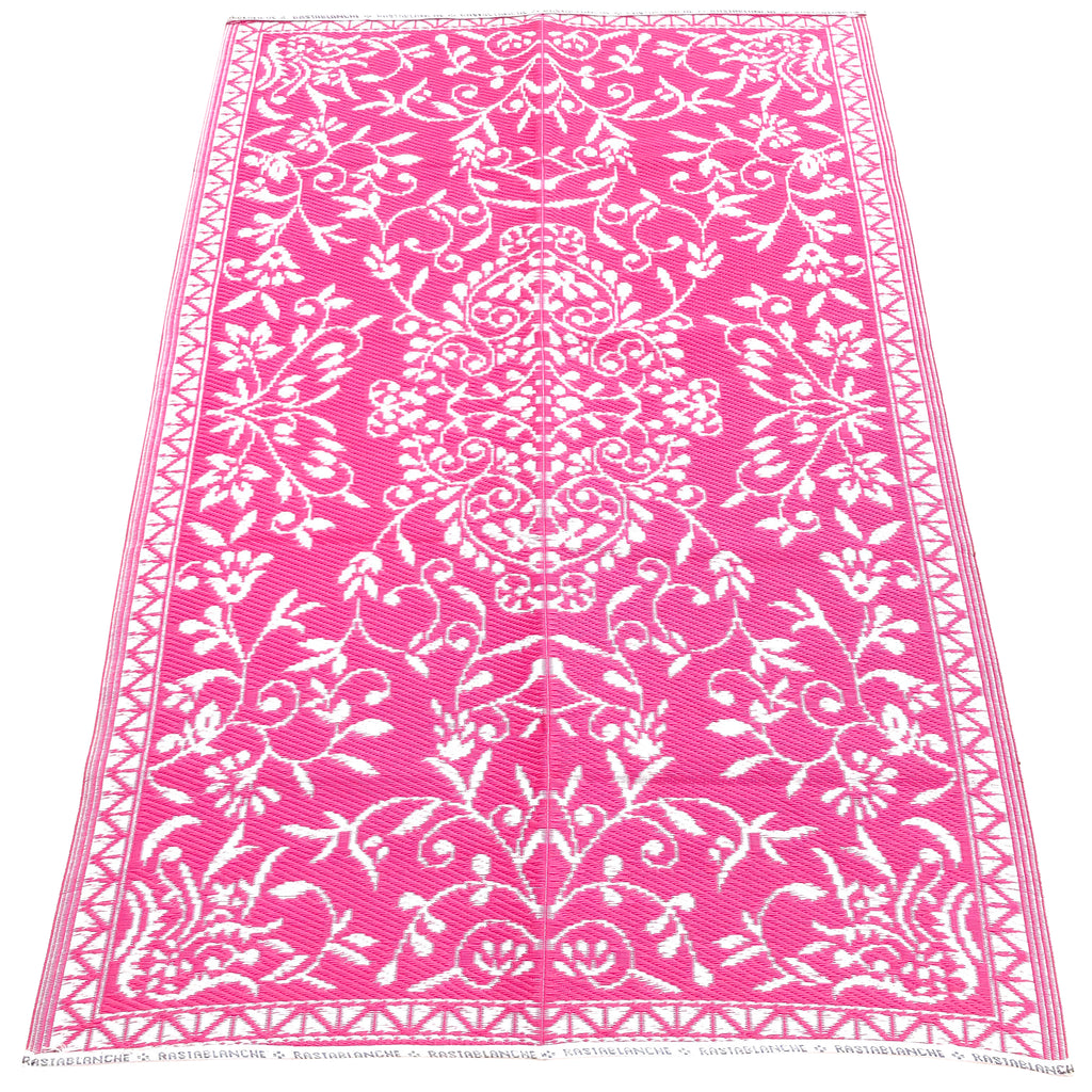 Et skønt blomstermønster i china pink. Et af vores mest farvestrålende plastik tæpper. Motivet er i hvid. På det vendbare plasttæppes anden side står motivet i pink på en hvid baggrund. To tæpper i ét.