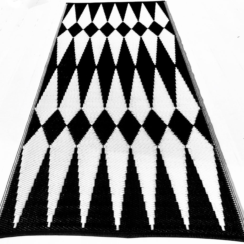 Produktbillede af plastik tæppe i sort hvid. Backgammon mønster. Et designer plastiktæppe fra Rastablanche. Slidstærkt. 
